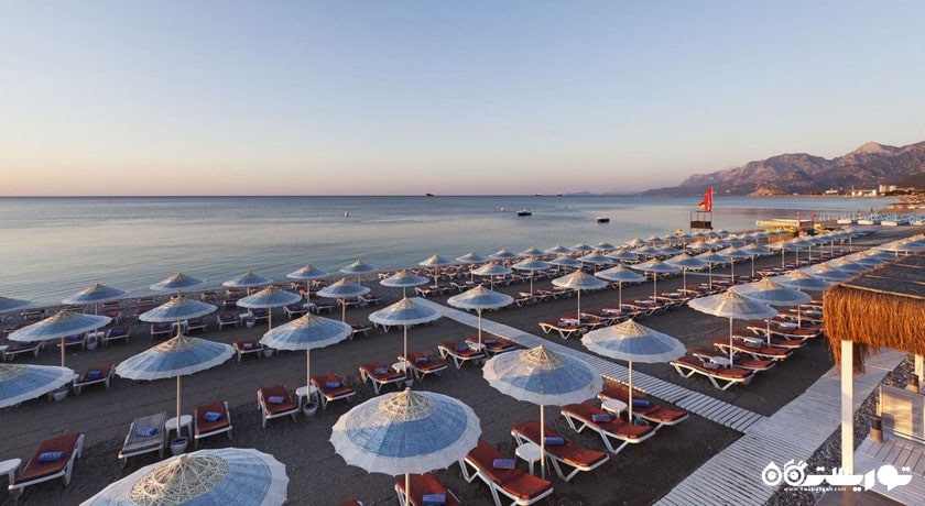 تخت های حمام آفتاب در ساحل هتل